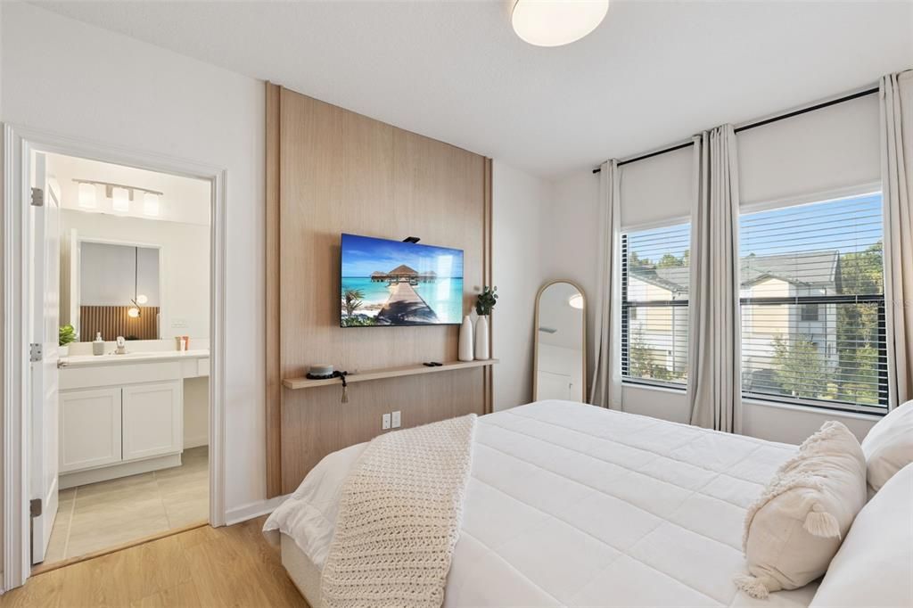 For Sale: $969,000 (5 beds, 5 baths, 1918 Square Feet)