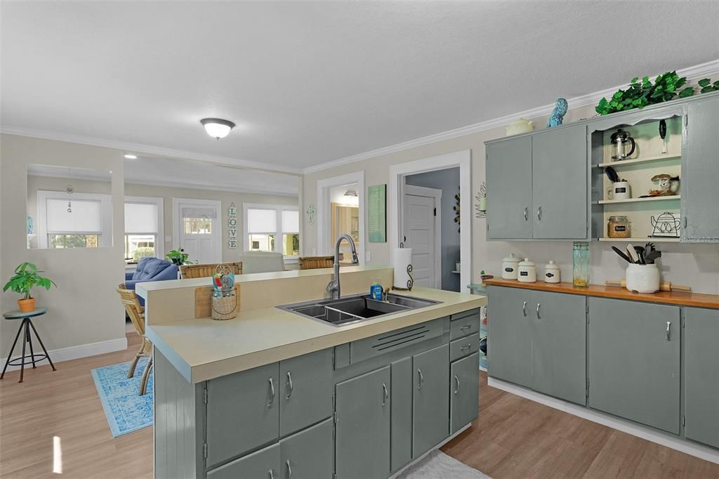 For Sale: $247,000 (2 beds, 1 baths, 840 Square Feet)