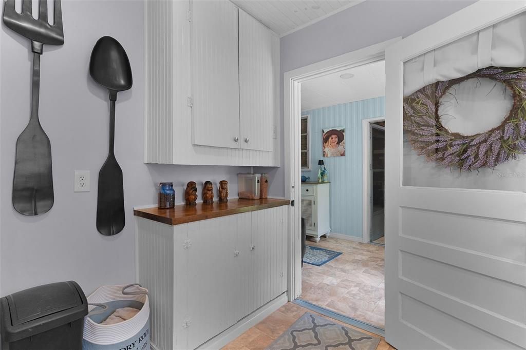 For Sale: $247,000 (2 beds, 1 baths, 840 Square Feet)