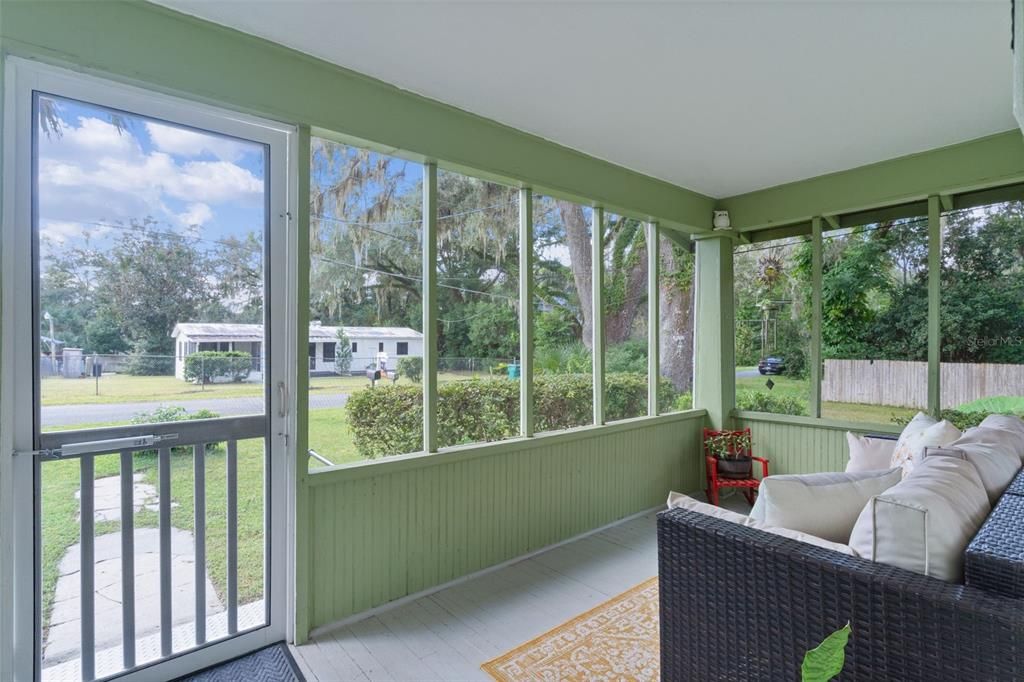 For Sale: $247,000 (2 beds, 1 baths, 840 Square Feet)