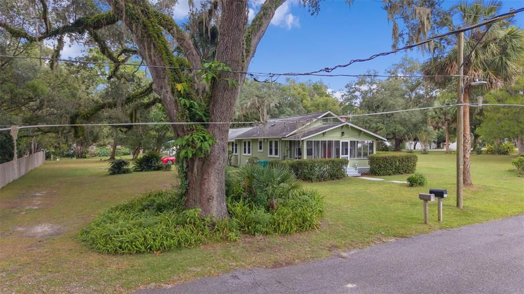 For Sale: $247,000 (2 beds, 1 baths, 840 Square Feet)