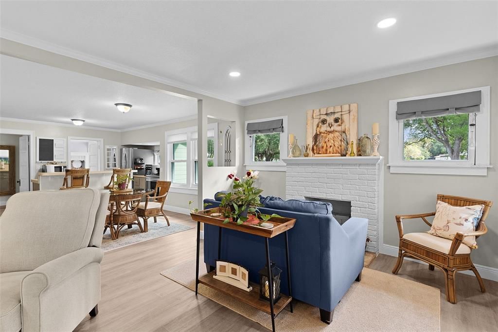 For Sale: $247,000 (2 beds, 1 baths, 840 Square Feet)