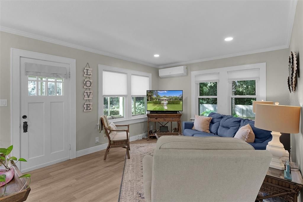 For Sale: $247,000 (2 beds, 1 baths, 840 Square Feet)