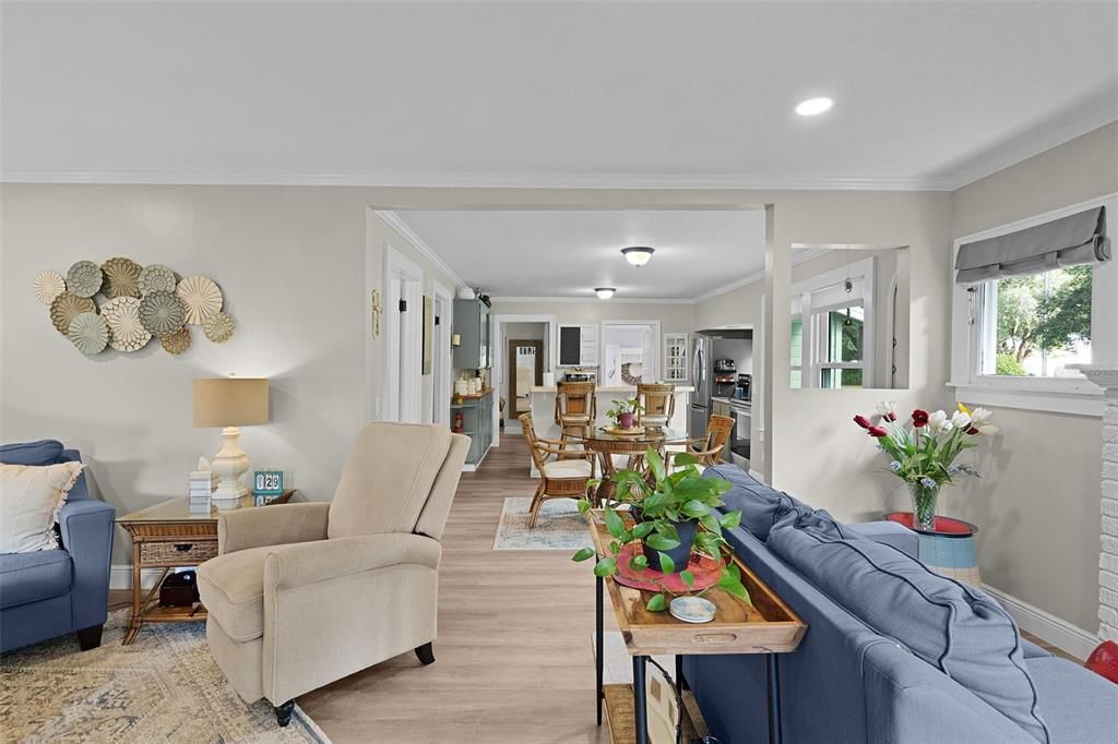 For Sale: $247,000 (2 beds, 1 baths, 840 Square Feet)