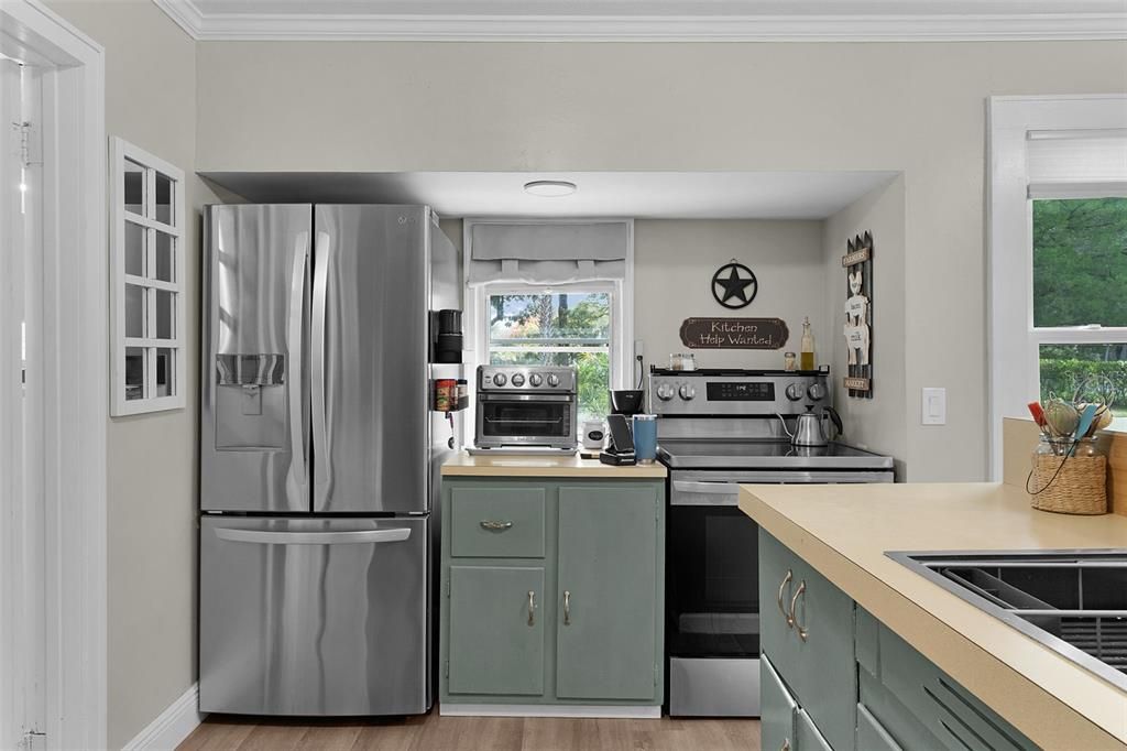 For Sale: $247,000 (2 beds, 1 baths, 840 Square Feet)