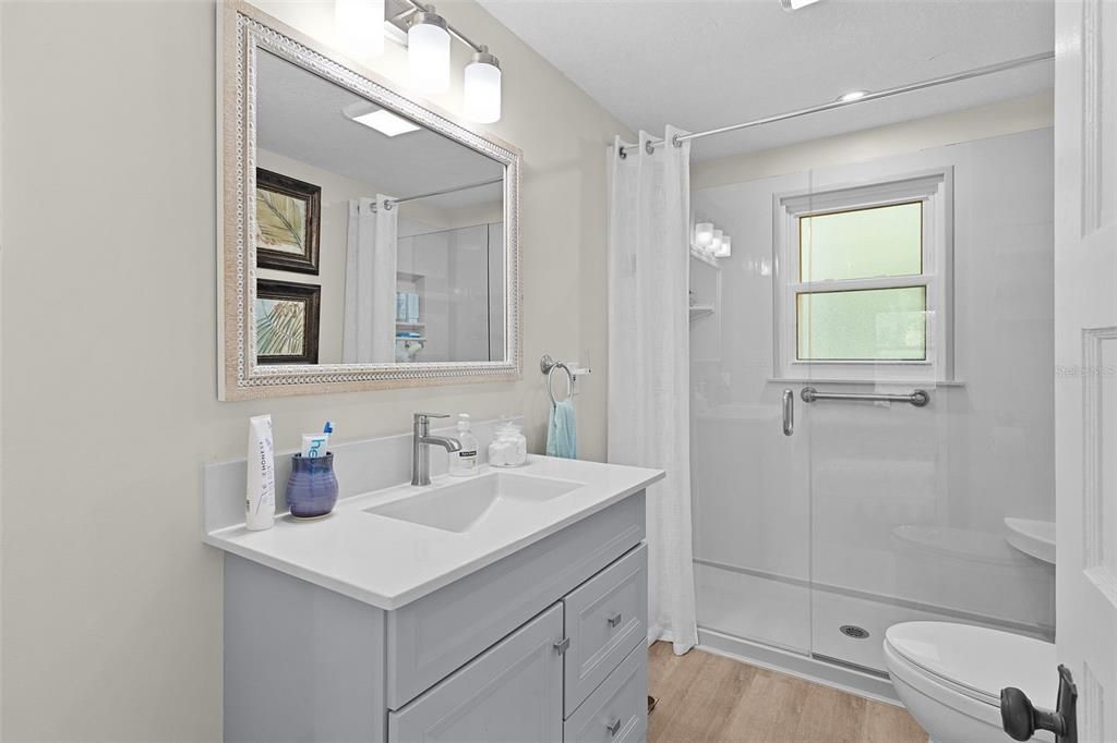 For Sale: $247,000 (2 beds, 1 baths, 840 Square Feet)