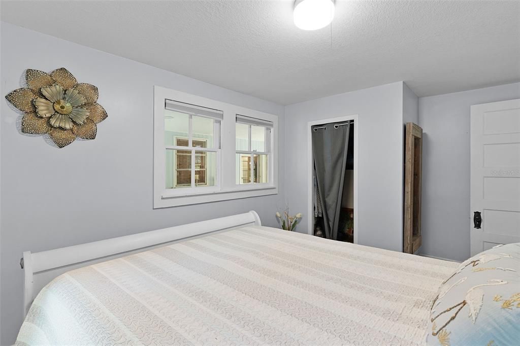 For Sale: $247,000 (2 beds, 1 baths, 840 Square Feet)