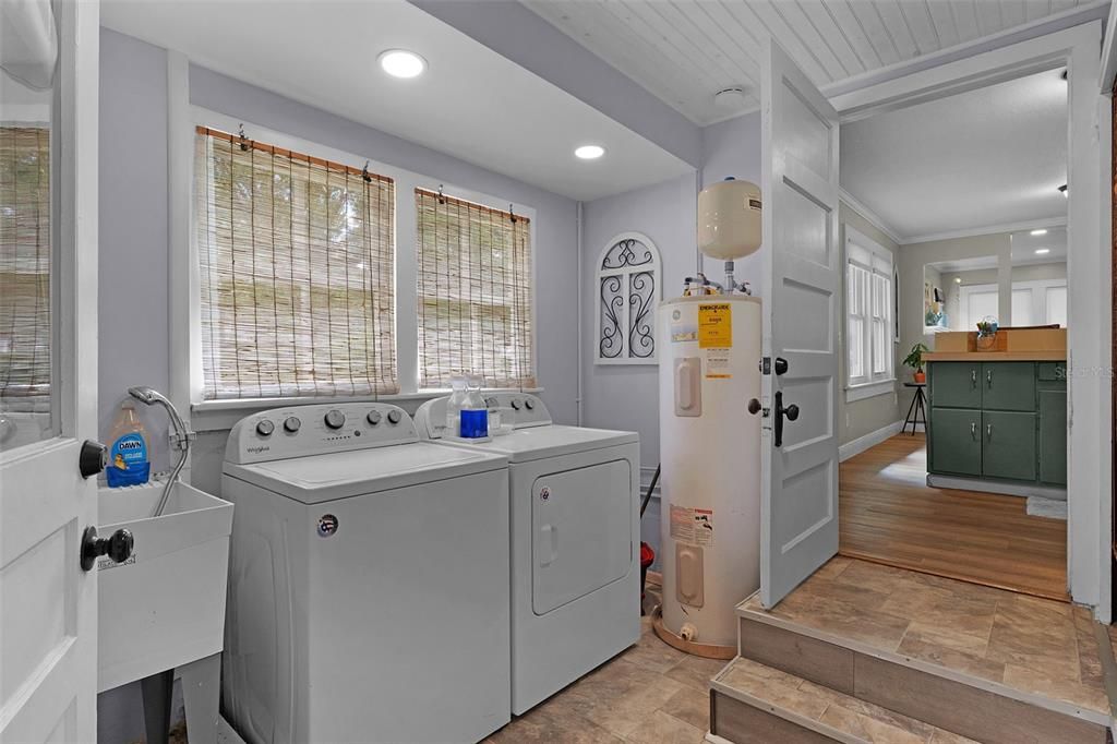 For Sale: $247,000 (2 beds, 1 baths, 840 Square Feet)