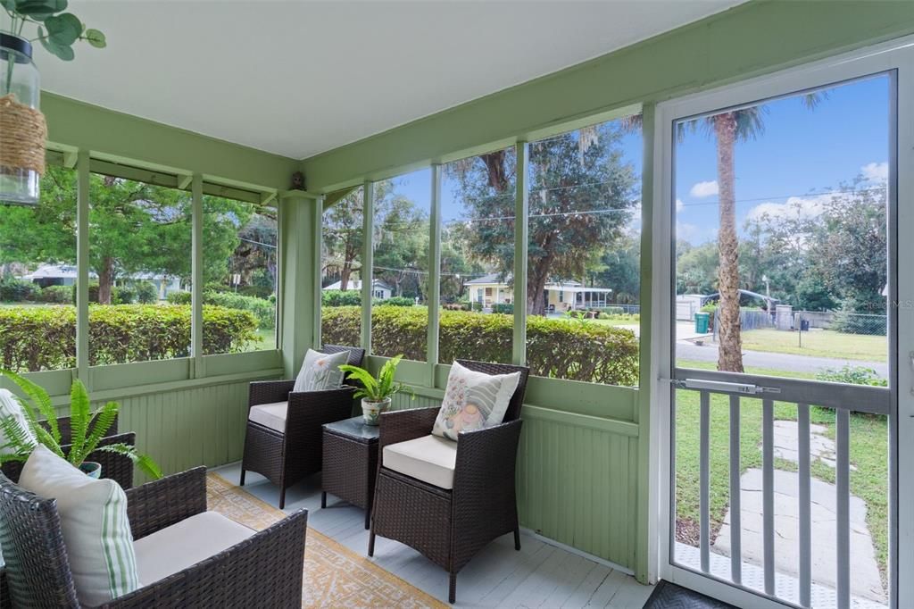 For Sale: $247,000 (2 beds, 1 baths, 840 Square Feet)