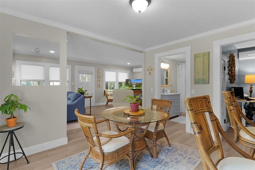 For Sale: $247,000 (2 beds, 1 baths, 840 Square Feet)