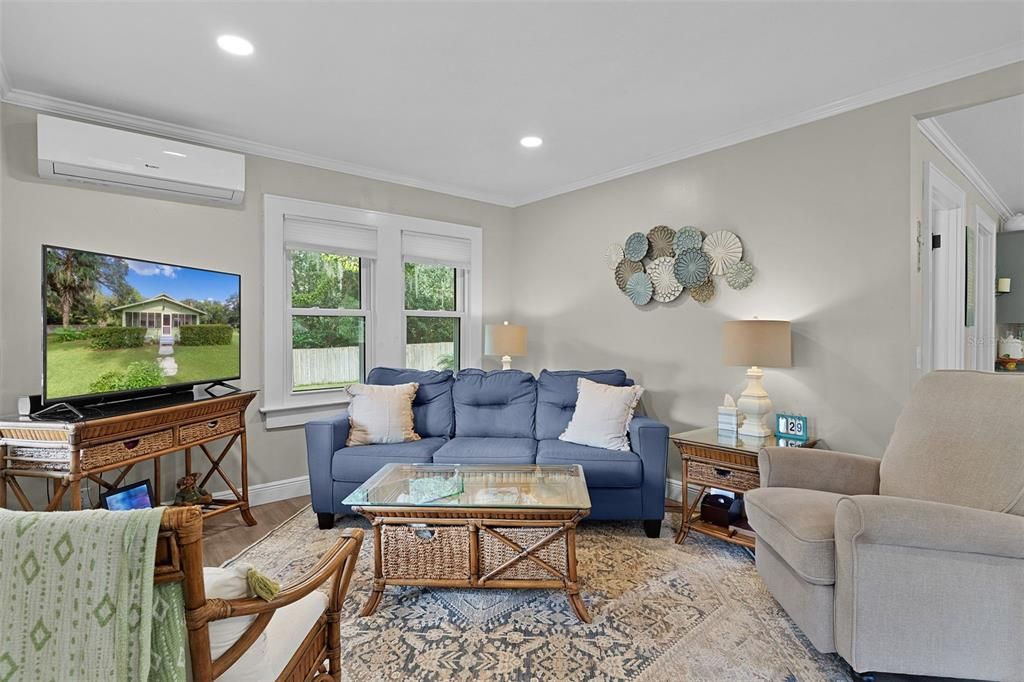 For Sale: $247,000 (2 beds, 1 baths, 840 Square Feet)