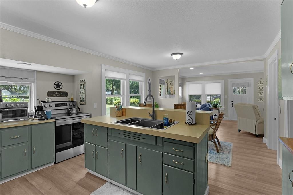 For Sale: $247,000 (2 beds, 1 baths, 840 Square Feet)