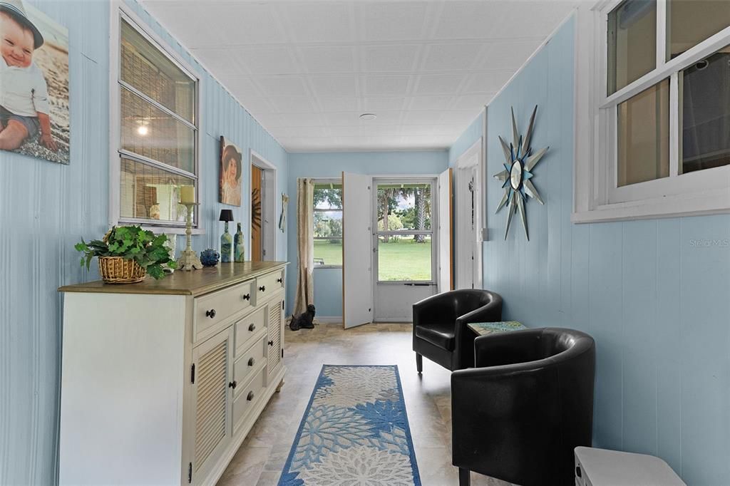 For Sale: $247,000 (2 beds, 1 baths, 840 Square Feet)