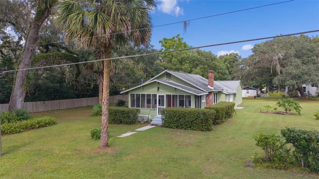 For Sale: $247,000 (2 beds, 1 baths, 840 Square Feet)