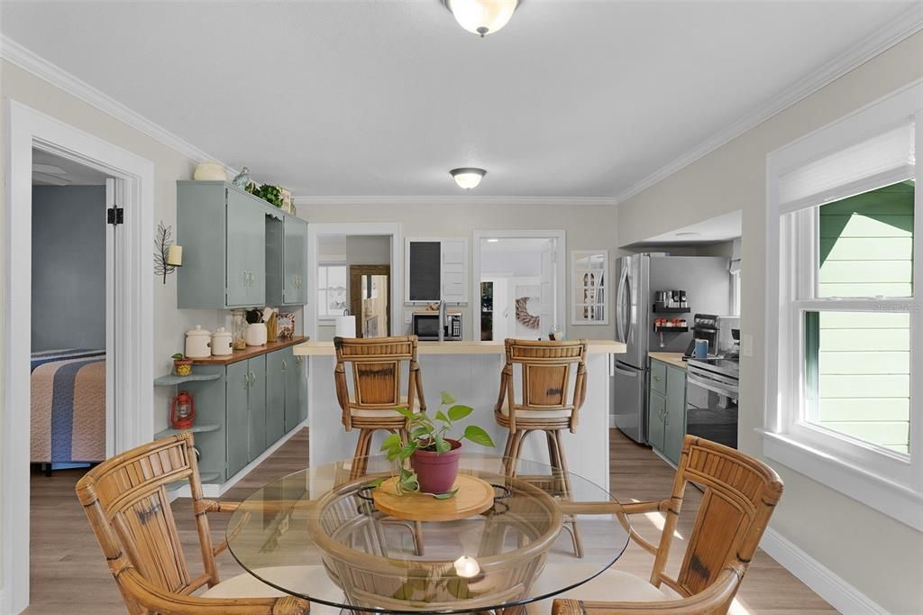 For Sale: $247,000 (2 beds, 1 baths, 840 Square Feet)