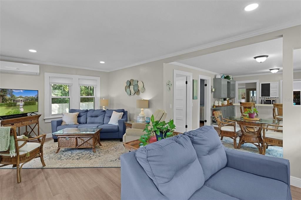 For Sale: $247,000 (2 beds, 1 baths, 840 Square Feet)