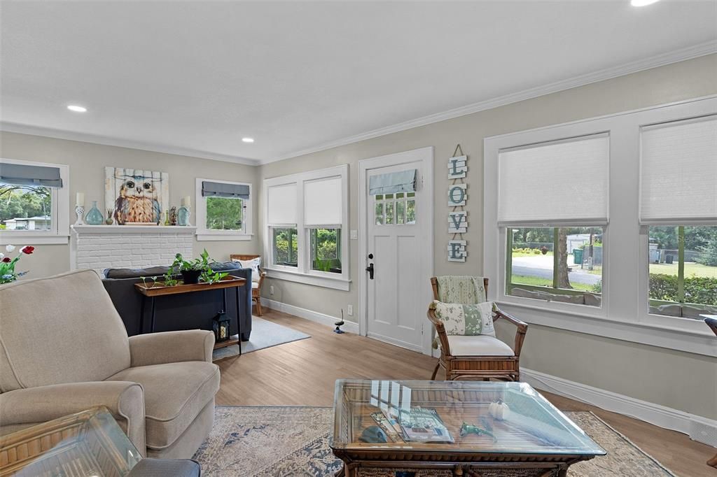 For Sale: $247,000 (2 beds, 1 baths, 840 Square Feet)