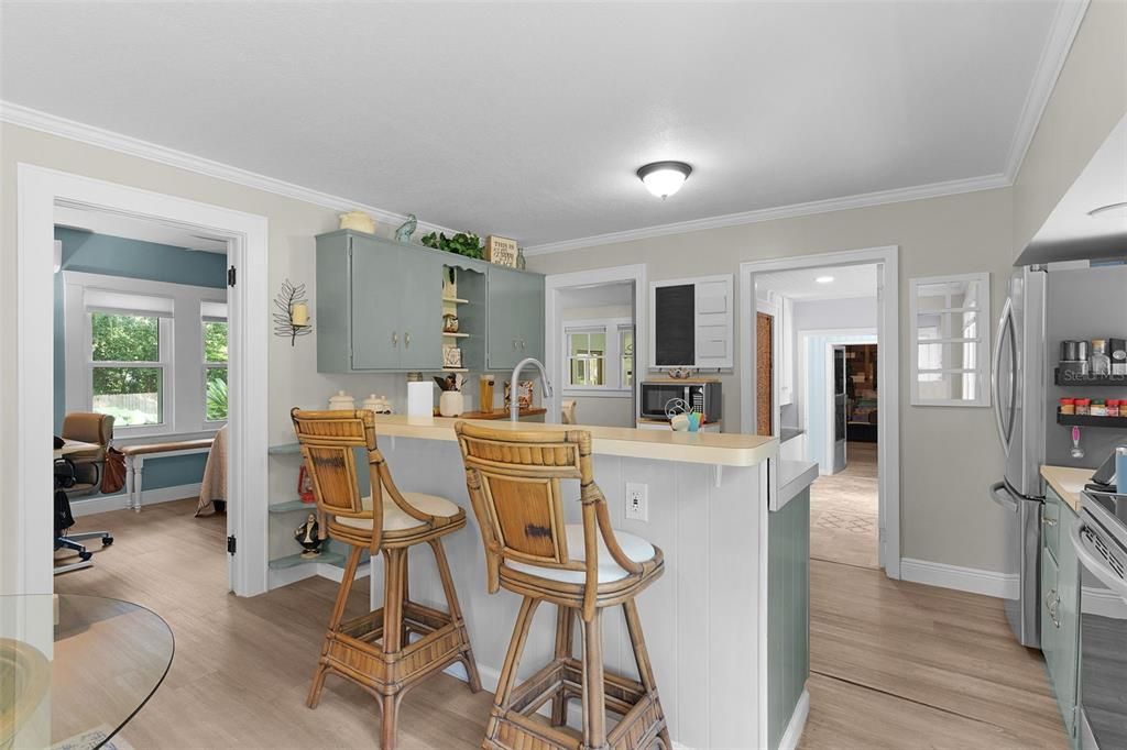 For Sale: $247,000 (2 beds, 1 baths, 840 Square Feet)