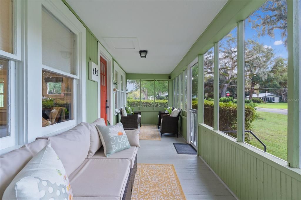 For Sale: $247,000 (2 beds, 1 baths, 840 Square Feet)