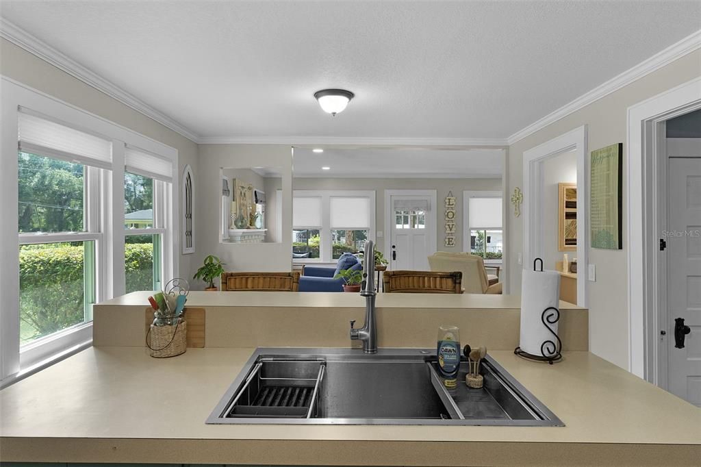 For Sale: $247,000 (2 beds, 1 baths, 840 Square Feet)