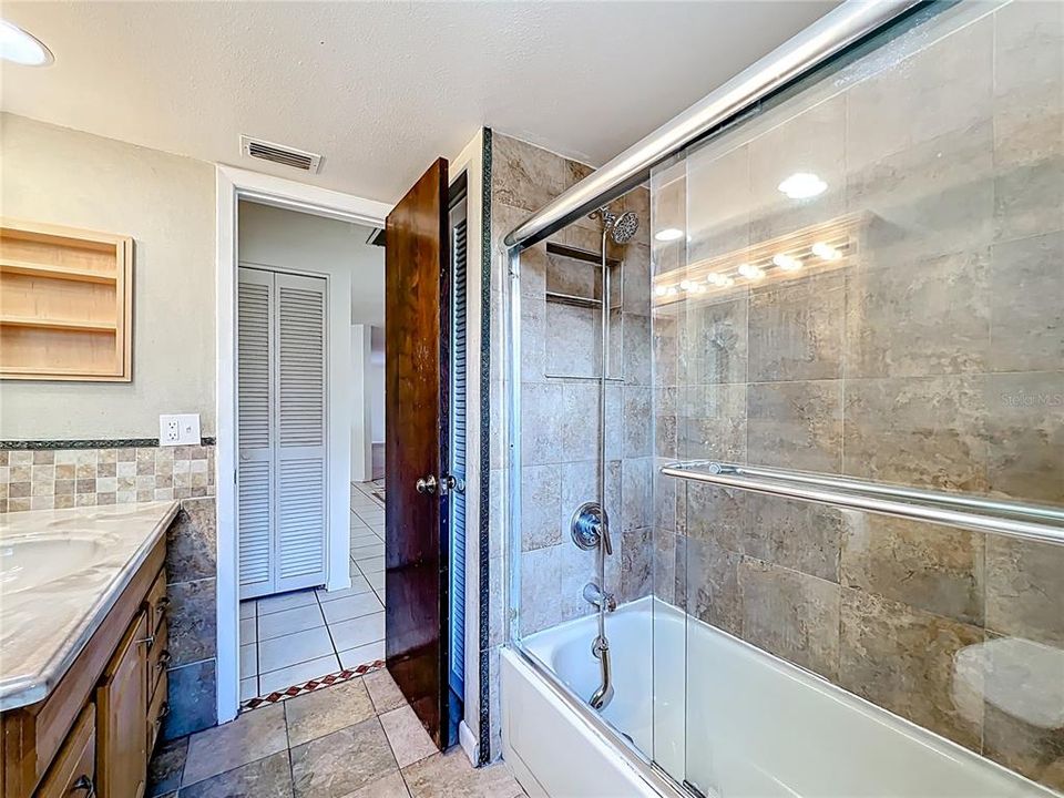 合同活跃: $399,900 (3 贝兹, 2 浴室, 1861 平方英尺)