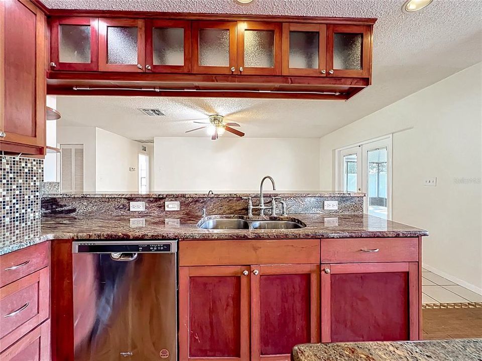 合同活跃: $399,900 (3 贝兹, 2 浴室, 1861 平方英尺)