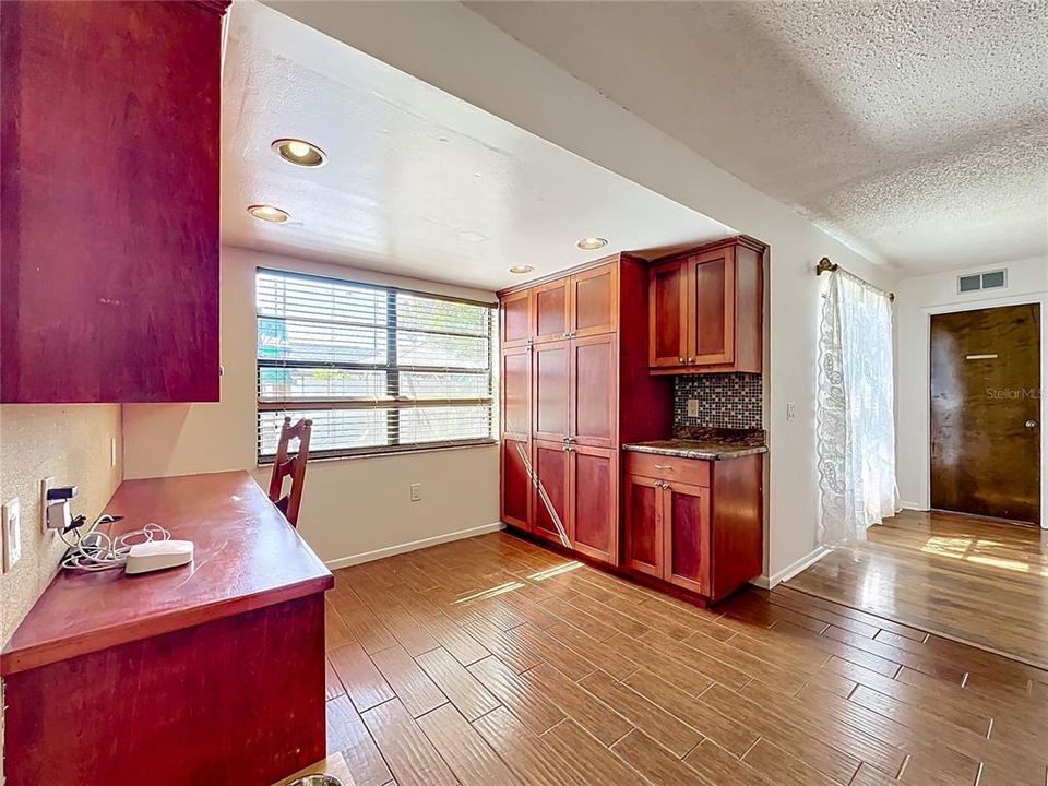 合同活跃: $399,900 (3 贝兹, 2 浴室, 1861 平方英尺)