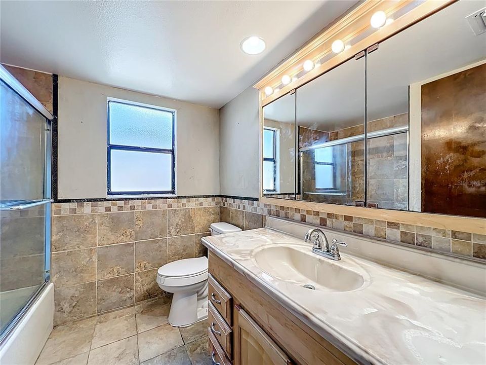 合同活跃: $399,900 (3 贝兹, 2 浴室, 1861 平方英尺)