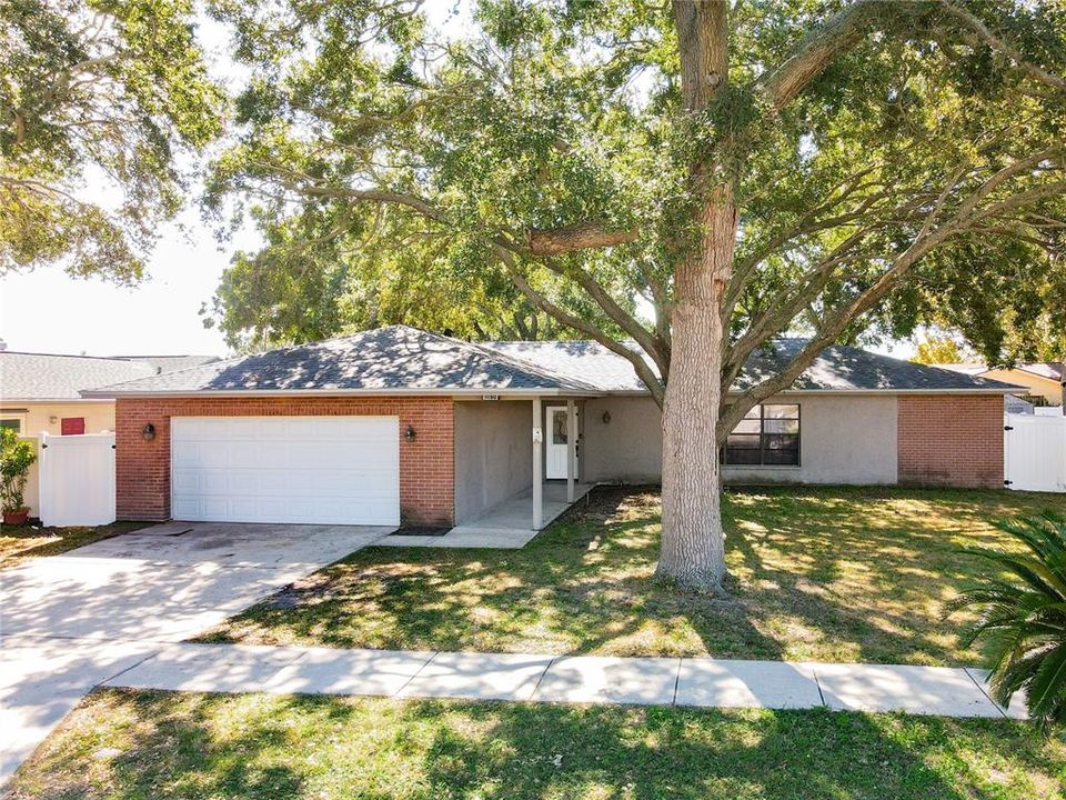 合同活跃: $399,900 (3 贝兹, 2 浴室, 1861 平方英尺)