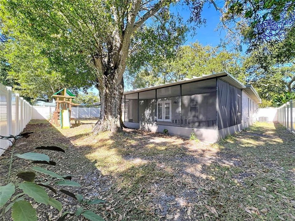 合同活跃: $399,900 (3 贝兹, 2 浴室, 1861 平方英尺)