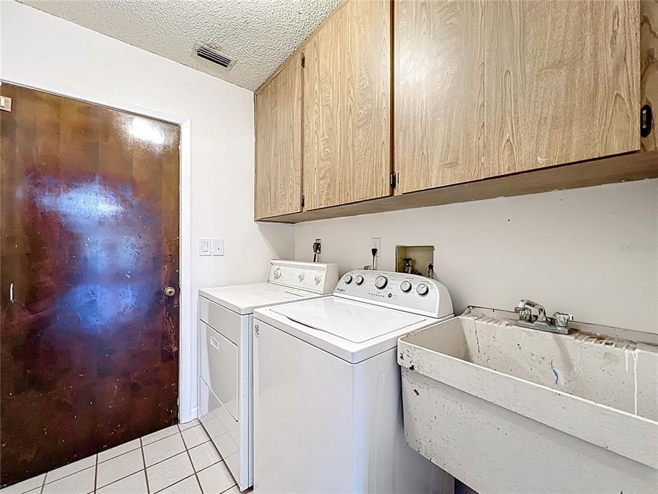 合同活跃: $399,900 (3 贝兹, 2 浴室, 1861 平方英尺)