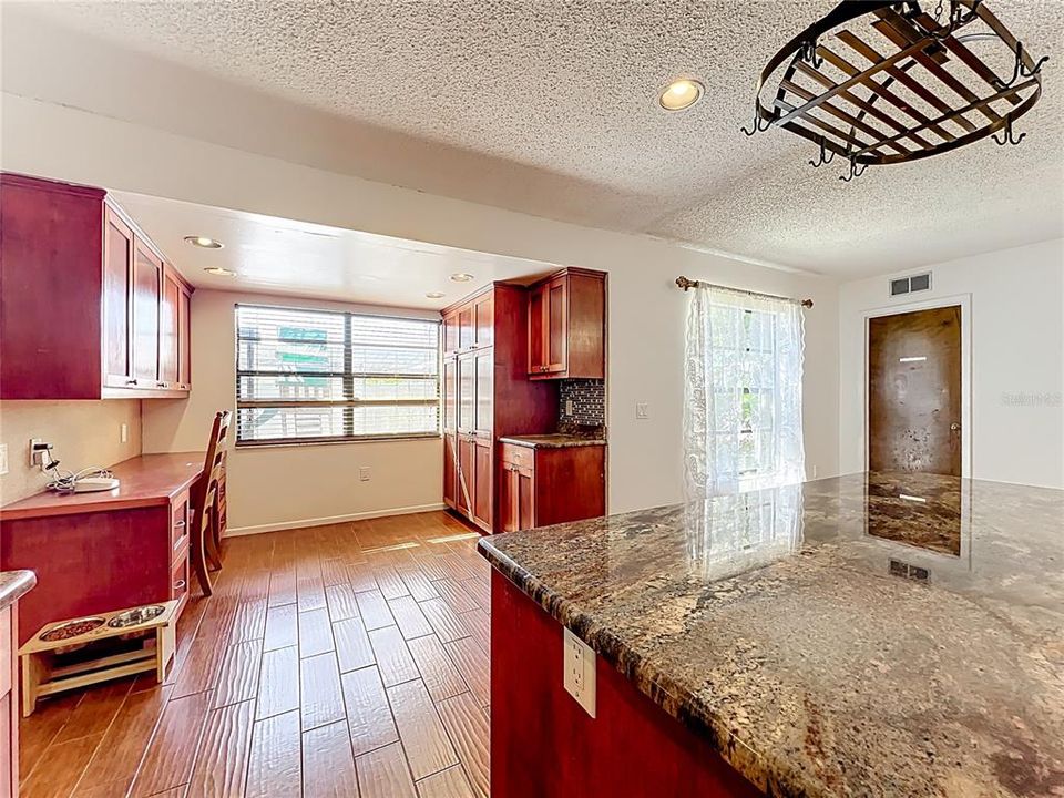 合同活跃: $399,900 (3 贝兹, 2 浴室, 1861 平方英尺)