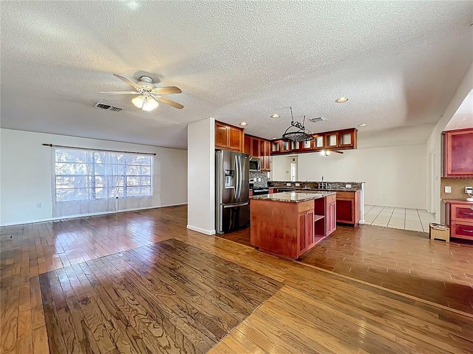 合同活跃: $399,900 (3 贝兹, 2 浴室, 1861 平方英尺)