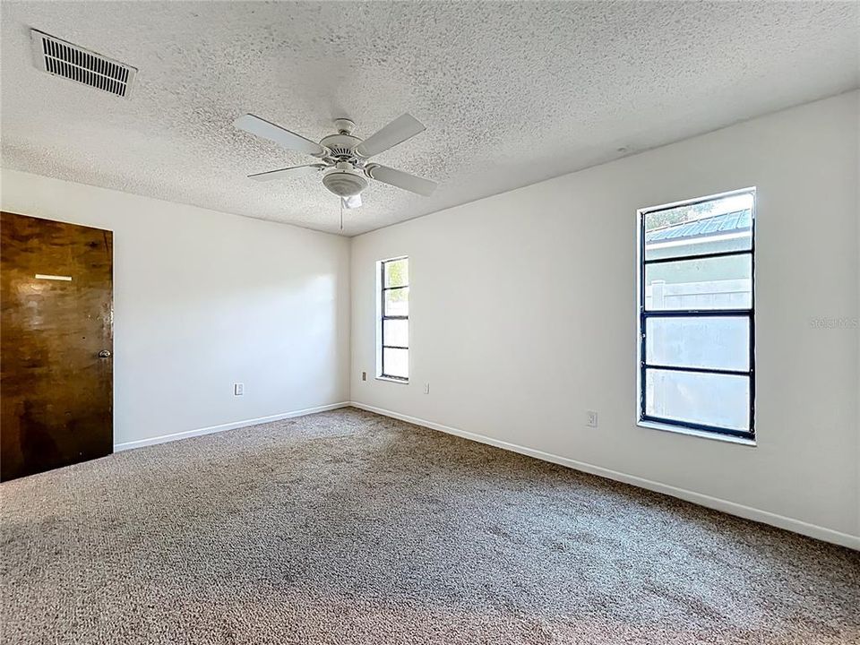 合同活跃: $399,900 (3 贝兹, 2 浴室, 1861 平方英尺)