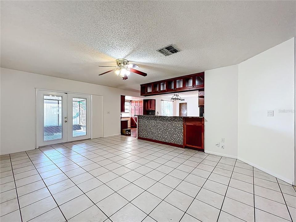 合同活跃: $399,900 (3 贝兹, 2 浴室, 1861 平方英尺)