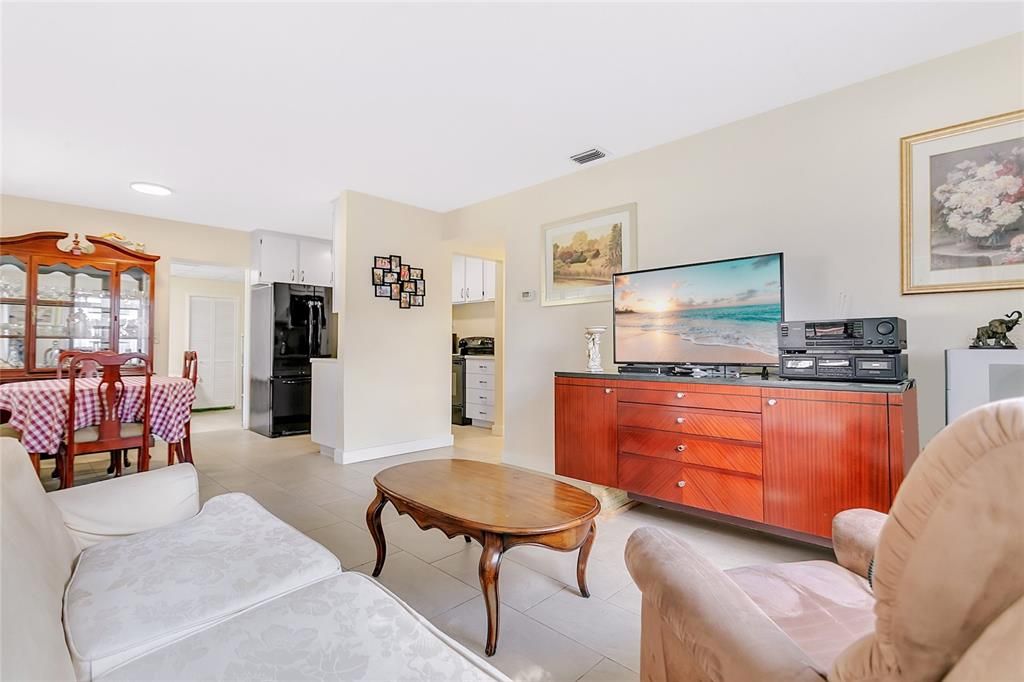 Active With Contract: $295,000 (3 beds, 1 baths, 1200 Square Feet)