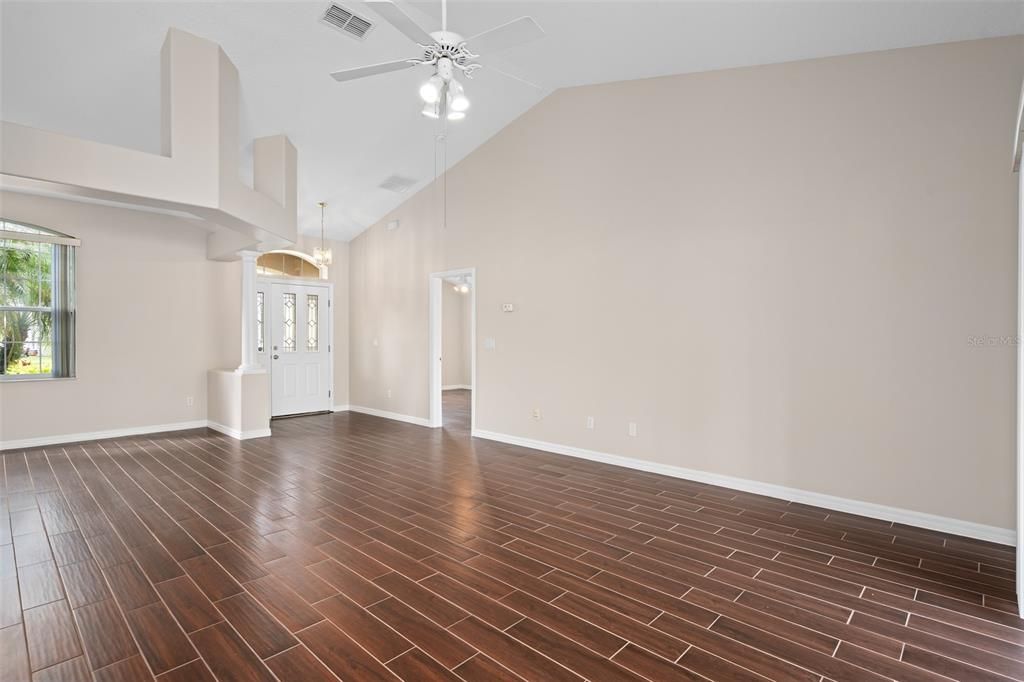 For Rent: $2,500 (3 beds, 2 baths, 1729 Square Feet)