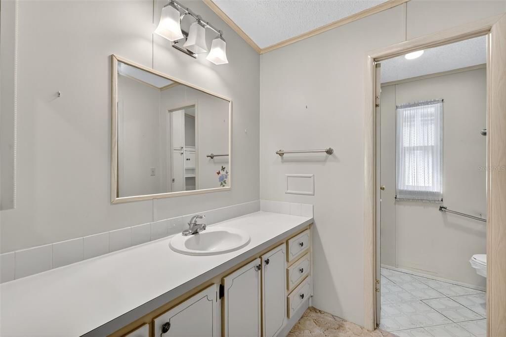 На продажу: $180,000 (2 спален, 2 ванн, 1170 Квадратных фут)