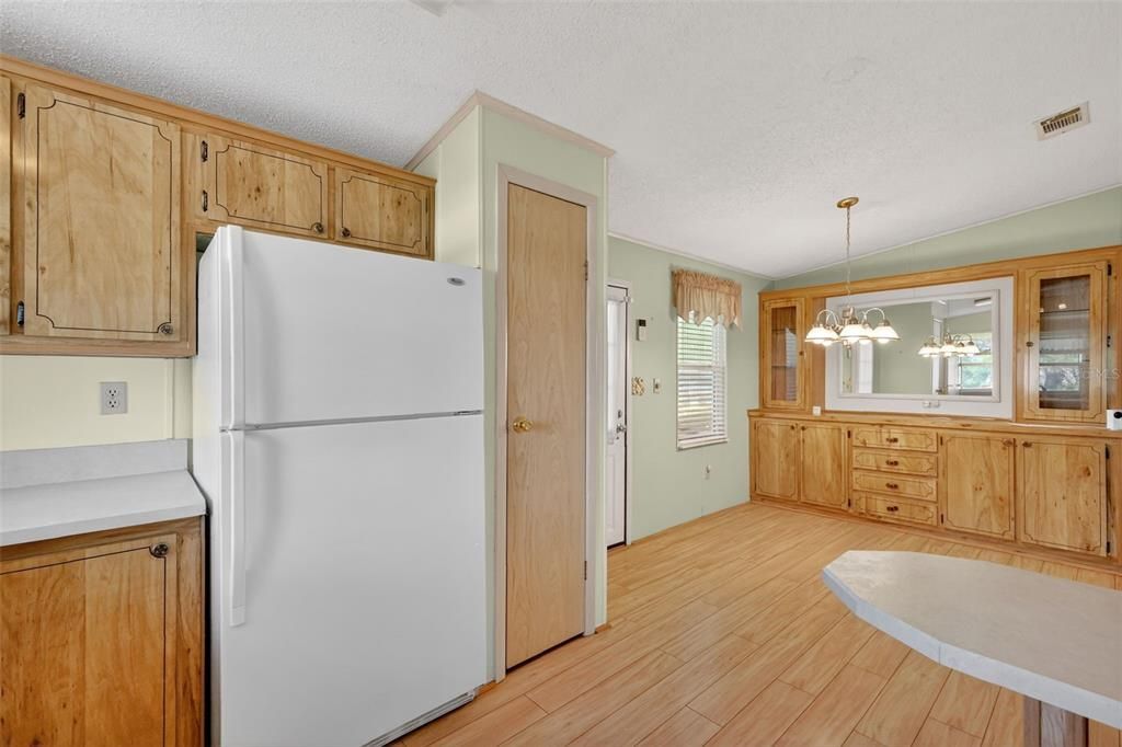 На продажу: $180,000 (2 спален, 2 ванн, 1170 Квадратных фут)