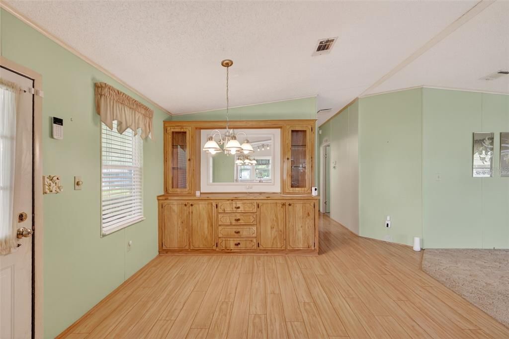 На продажу: $180,000 (2 спален, 2 ванн, 1170 Квадратных фут)