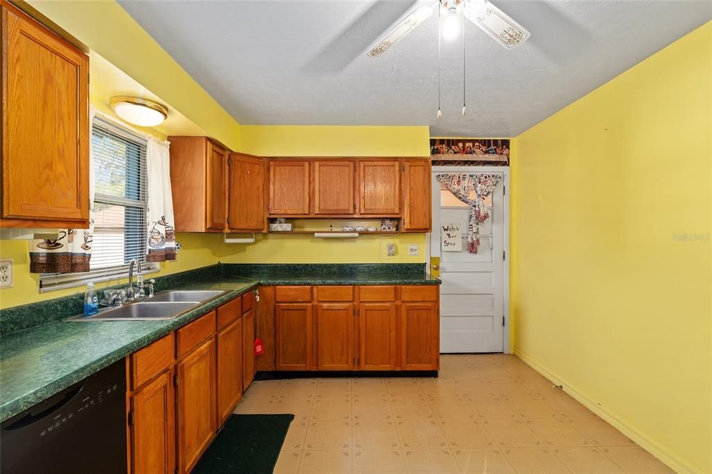 Active With Contract: $269,000 (3 beds, 2 baths, 1377 Square Feet)