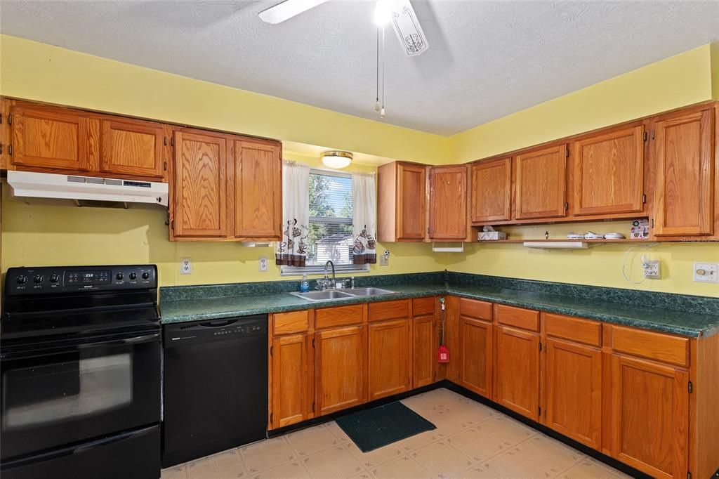 Active With Contract: $269,000 (3 beds, 2 baths, 1377 Square Feet)