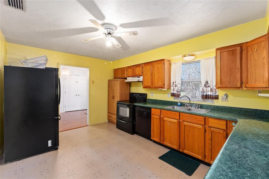 Active With Contract: $269,000 (3 beds, 2 baths, 1377 Square Feet)