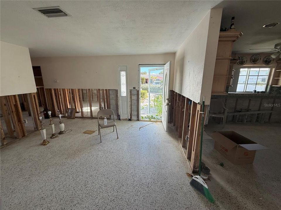 Activo con contrato: $395,000 (3 camas, 2 baños, 1385 Pies cuadrados)