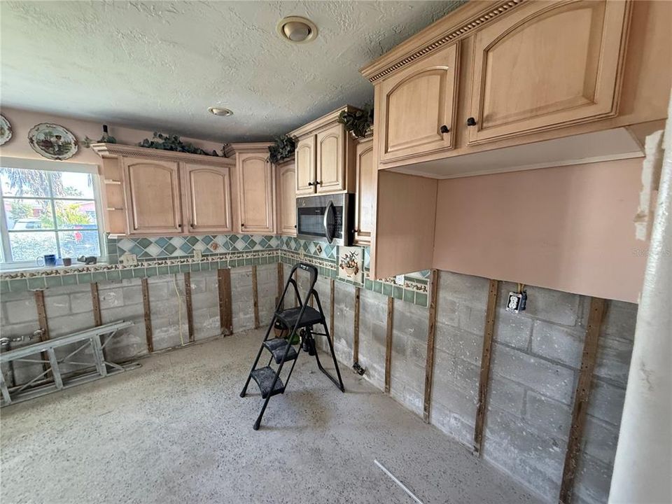 Activo con contrato: $395,000 (3 camas, 2 baños, 1385 Pies cuadrados)