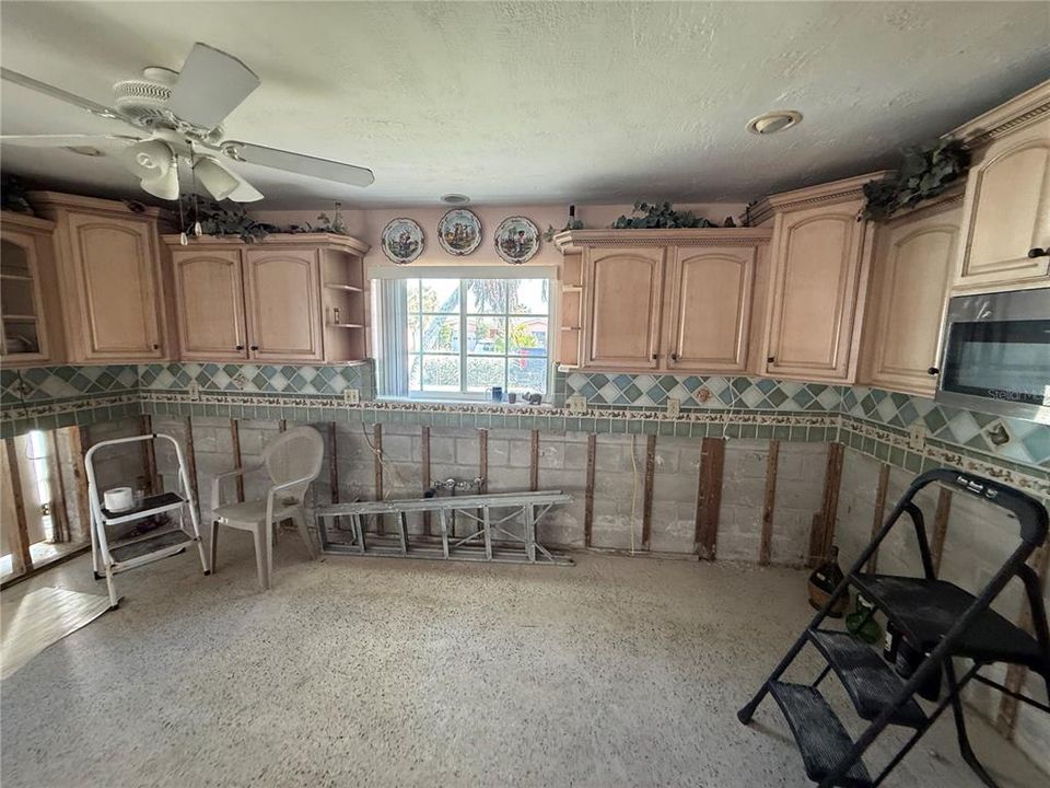 Activo con contrato: $395,000 (3 camas, 2 baños, 1385 Pies cuadrados)