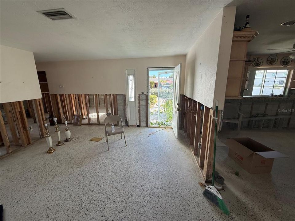 Activo con contrato: $395,000 (3 camas, 2 baños, 1385 Pies cuadrados)