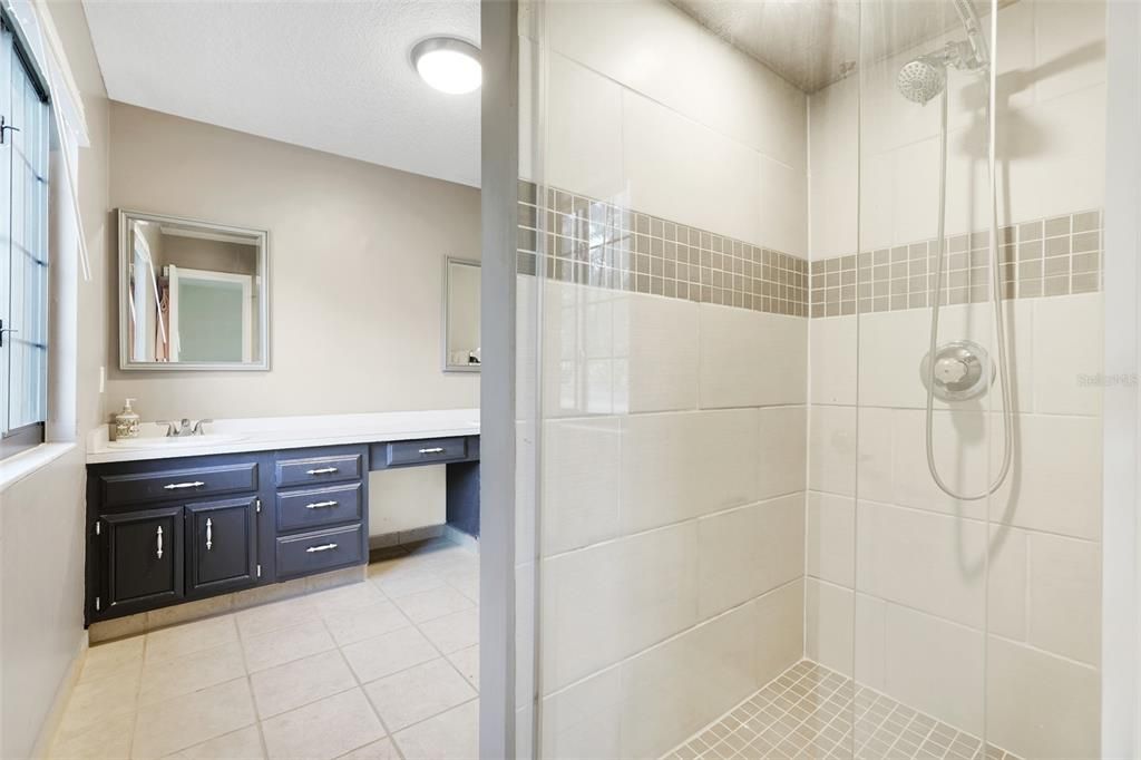 待售: $888,000 (4 贝兹, 2 浴室, 2240 平方英尺)