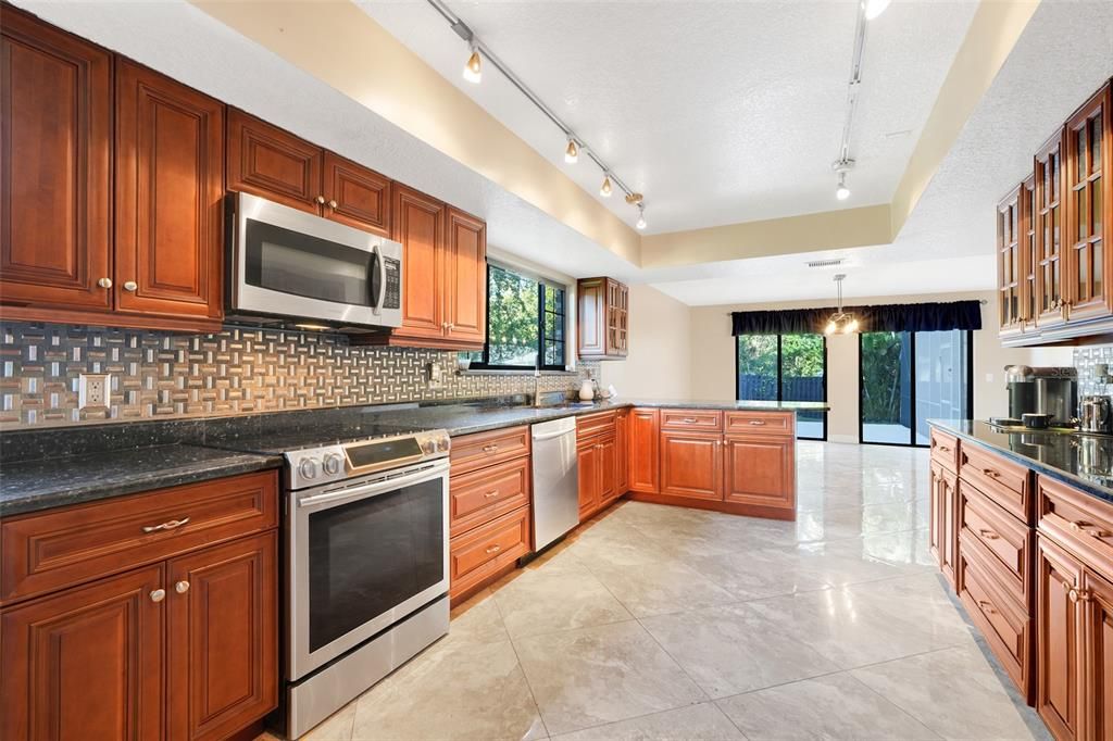 待售: $888,000 (4 贝兹, 2 浴室, 2240 平方英尺)