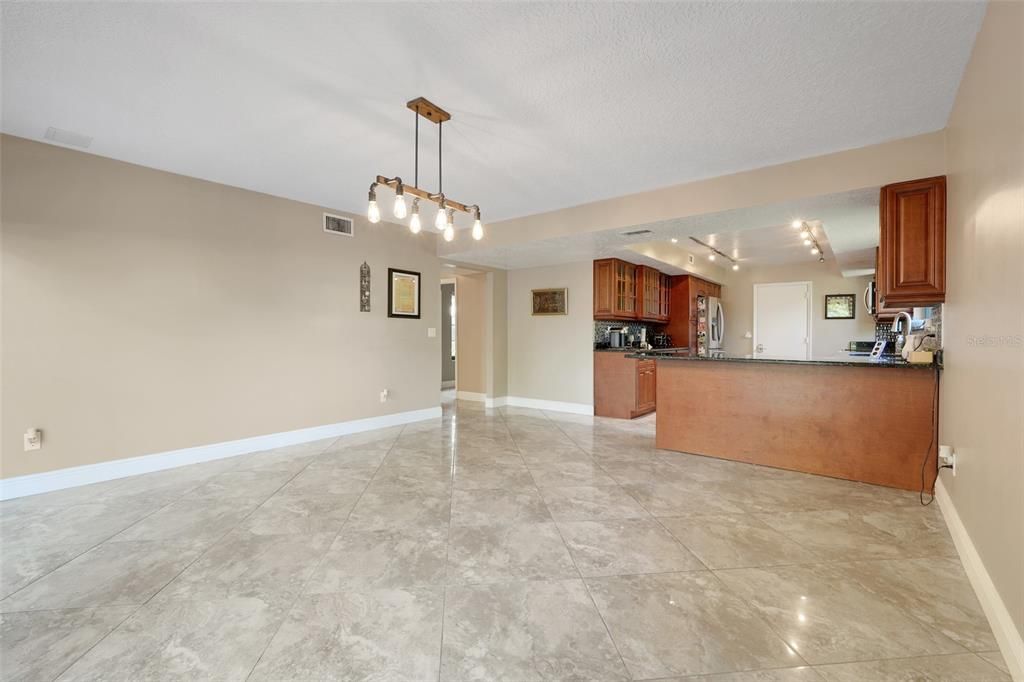 待售: $888,000 (4 贝兹, 2 浴室, 2240 平方英尺)